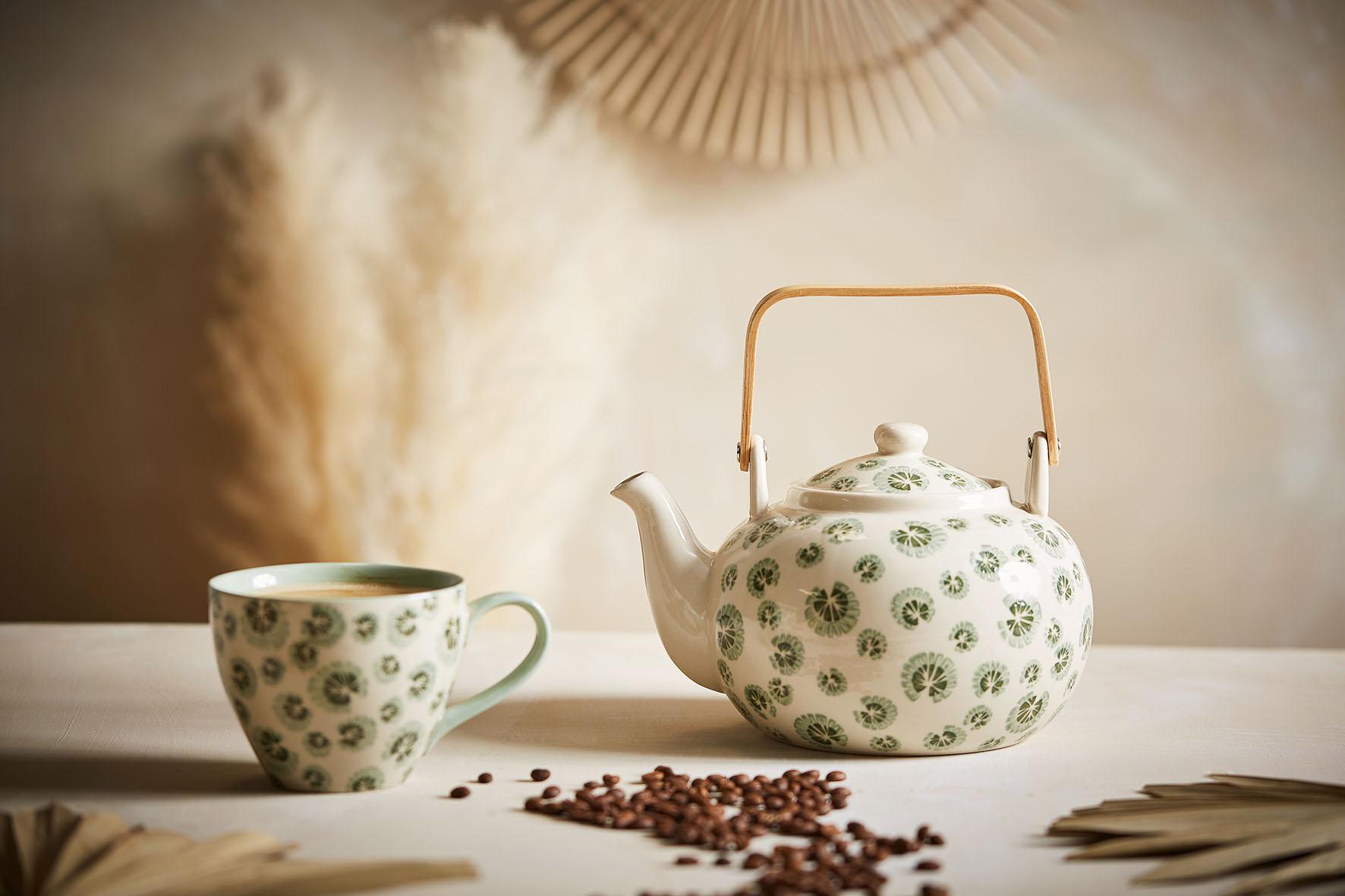 Théière et tasse de thé